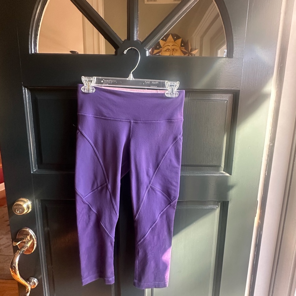 LULULEMON size 6 Purple cropped leggings